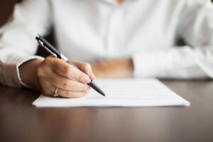 Revisão de Contrato Imobiliário: Como identificar cláusulas abusivas e economizar