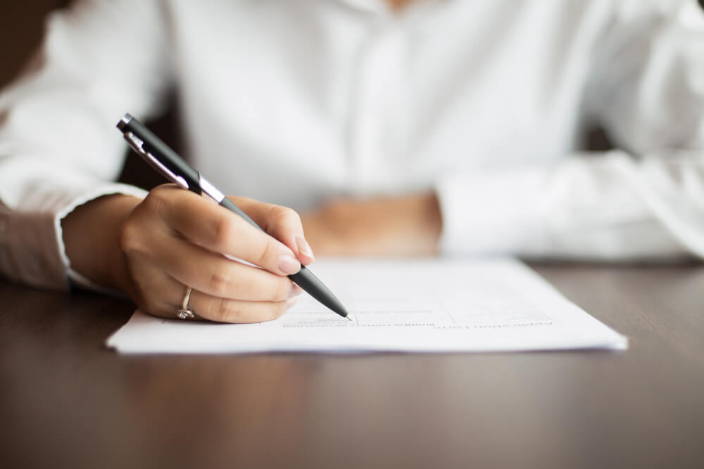 Revisão de Contrato Imobiliário: Como identificar cláusulas abusivas e economizar